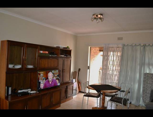 2 BEDROOM TOWNHOUSE FOR SALE IN SONNEVELD